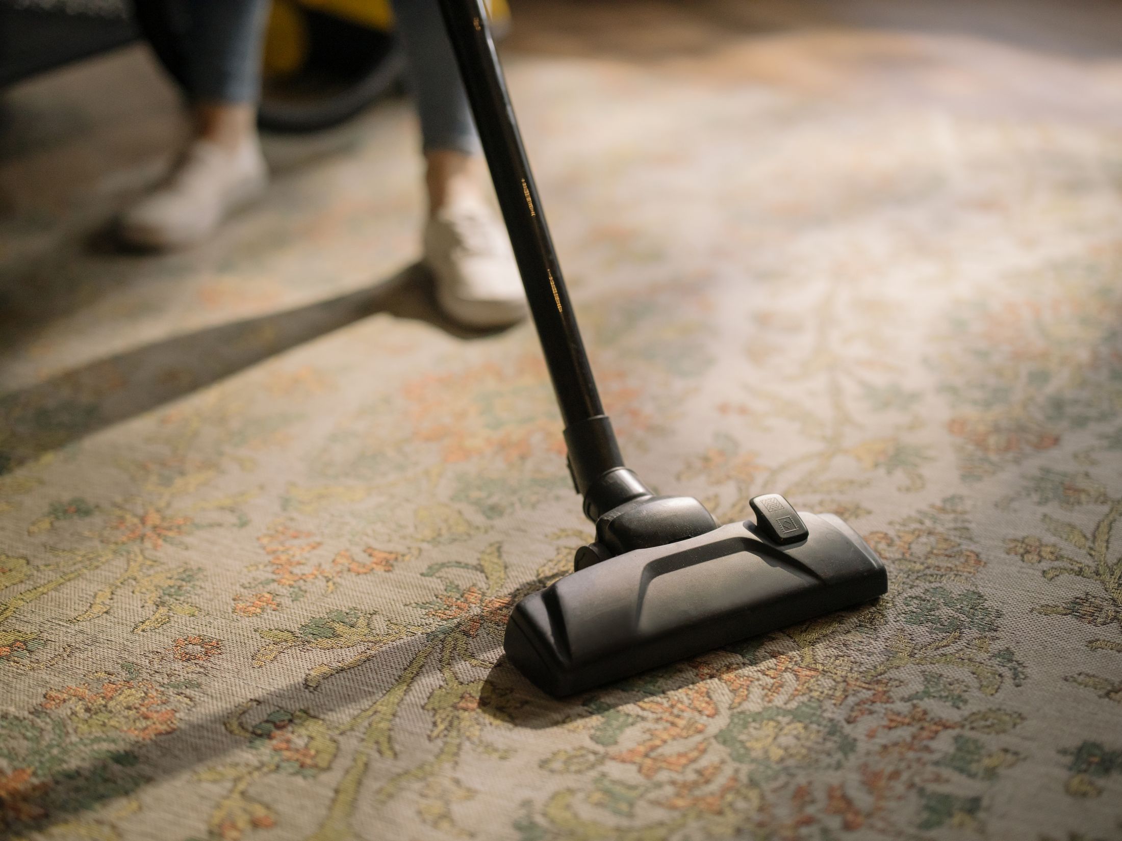 Vacuum and extraction cleaning a patterned carpet
